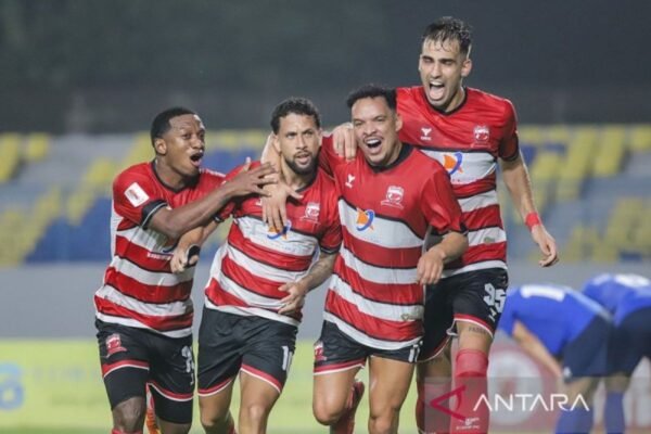 Tentu! Berikut adalah beberapa alternatif judul yang dapat mengungkapkan motivasi tinggi Madura United menjelang pertandingan melawan PSIS Semarang:
1. “Madura United Bersiap dengan Semangat Membara Hadapi PSIS Semarang”
2. “Bersatu dan Berjuang: Motivasi Tinggi Madura United di Depan PSIS Semarang”
3. “Madura United: Siap Tampilkan Performa Terbaik Melawan PSIS Semarang”
4. “Kemenangan dalam Genggaman: Madura United Bertekad Taklukkan PSIS Semarang”
5. “Semangat Juara: Madura United Hadapi PSIS Semarang dengan Motivasi Penuh”
Silakan pilih atau sesuaikan dengan kebutuhan Anda! Tentu! Berikut adalah beberapa alternatif judul yang dapat mengungkapkan motivasi tinggi Madura United menjelang pertandingan melawan PSIS Semarang:
1. "Madura United Bersiap dengan Semangat Membara Hadapi PSIS Semarang"
2. "Bersatu dan Berjuang: Motivasi Tinggi Madura United di Depan PSIS Semarang"
3. "Madura United: Siap Tampilkan Performa Terbaik Melawan PSIS Semarang"
4. "Kemenangan dalam Genggaman: Madura United Bertekad Taklukkan PSIS Semarang"
5. "Semangat Juara: Madura United Hadapi PSIS Semarang dengan Motivasi Penuh"
Silakan pilih atau sesuaikan dengan kebutuhan Anda!