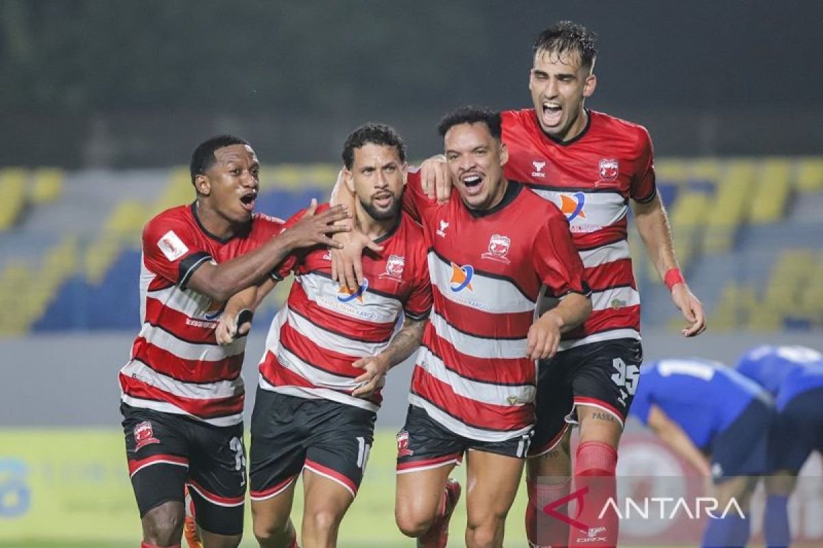 Tentu! Berikut adalah beberapa alternatif judul yang dapat mengungkapkan motivasi tinggi Madura United menjelang pertandingan melawan PSIS Semarang:

1. "Madura United Bersiap dengan Semangat Membara Hadapi PSIS Semarang"
2. "Bersatu dan Berjuang: Motivasi Tinggi Madura United di Depan PSIS Semarang"
3. "Madura United: Siap Tampilkan Performa Terbaik Melawan PSIS Semarang"
4. "Kemenangan dalam Genggaman: Madura United Bertekad Taklukkan PSIS Semarang"
5. "Semangat Juara: Madura United Hadapi PSIS Semarang dengan Motivasi Penuh"

Silakan pilih atau sesuaikan dengan kebutuhan Anda!
