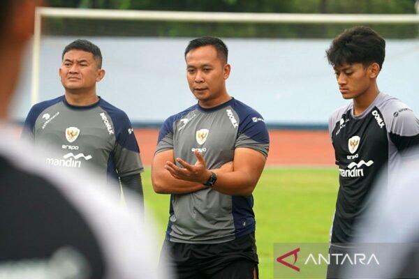 Here are some alternate titles for “Sofie Imam jadi Asisten Pelatih Fisik Timnas Indonesia”:
1. “Sofie Imam Menjadi Asisten Pelatih Fisik Timnas Indonesia”
2. “Peran Baru Sofie Imam sebagai Asisten Pelatih Fisik untuk Timnas Indonesia”
3. “Sofie Imam Resmi Bergabung sebagai Asisten Pelatih Fisik Timnas Indonesia”
4. “Asisten Pelatih Fisik Timnas Indonesia: Sofie Imam Ambil Alih Tanggung Jawab”
5. “Sofie Imam: Figur Baru di Kursi Asisten Pelatih Fisik Timnas Indonesia”
6. “Kepulangan Sofie Imam: Dari Atlet ke Asisten Pelatih Fisik Timnas Indonesia”
7. “Sofie Imam Dikenal Sebagai Asisten Pelatih Fisik Timnas Indonesia”
8. “Transformasi Sofie Imam: Dari Atlet ke Asisten Pelatih Fisik Timnas Indonesia”
9. “Sofie Imam Mengukuhkan Posisi sebagai Asisten Pelatih Fisik Timnas Indonesia”
10. “Sofie Imam: Menjadi Daya Dukung Timnas Indonesia sebagai Asisten Pelatih Fisik”
Feel free to choose any of these or let me know if you’d like different variations! Here are some alternate titles for "Sofie Imam jadi Asisten Pelatih Fisik Timnas Indonesia":
1. "Sofie Imam Menjadi Asisten Pelatih Fisik Timnas Indonesia"
2. "Peran Baru Sofie Imam sebagai Asisten Pelatih Fisik untuk Timnas Indonesia"
3. "Sofie Imam Resmi Bergabung sebagai Asisten Pelatih Fisik Timnas Indonesia"
4. "Asisten Pelatih Fisik Timnas Indonesia: Sofie Imam Ambil Alih Tanggung Jawab"
5. "Sofie Imam: Figur Baru di Kursi Asisten Pelatih Fisik Timnas Indonesia"
6. "Kepulangan Sofie Imam: Dari Atlet ke Asisten Pelatih Fisik Timnas Indonesia"
7. "Sofie Imam Dikenal Sebagai Asisten Pelatih Fisik Timnas Indonesia"
8. "Transformasi Sofie Imam: Dari Atlet ke Asisten Pelatih Fisik Timnas Indonesia"
9. "Sofie Imam Mengukuhkan Posisi sebagai Asisten Pelatih Fisik Timnas Indonesia"
10. "Sofie Imam: Menjadi Daya Dukung Timnas Indonesia sebagai Asisten Pelatih Fisik"
Feel free to choose any of these or let me know if you'd like different variations!