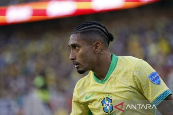 Berikut adalah beberapa alternatif judul untuk “Raphinha sesumbar akan cetak gol saat melawan Timnas Argentina”:
1. “Raphinha Yakin Bisa Cetak Gol Melawan Argentina”
2. “Raphinha Percaya Diri Siap Borong Gol di Pertandingan Melawan Timnas Argentina”
3. “Raphinha Bertekad Cetak Gol Saat Hadapi Argentina”
4. “Keyakinan Raphinha: Akan Jadi Top Skor Melawan Timnas Argentina”
5. “Raphinha Siap Tunjukkan Kemampuannya dengan Gol di Laga Melawan Argentina”
6. “Bersiap Mengguncang, Raphinha Klaim Akan Cetak Gol Kontra Argentina”
7. “Raphinha Optimis Mampu Jebol Gawang Argentina di Pertandingan Mendatang”
Silakan pilih atau modifikasi yang sesuai dengan kebutuhan Anda! Berikut adalah beberapa alternatif judul untuk "Raphinha sesumbar akan cetak gol saat melawan Timnas Argentina":
1. "Raphinha Yakin Bisa Cetak Gol Melawan Argentina"
2. "Raphinha Percaya Diri Siap Borong Gol di Pertandingan Melawan Timnas Argentina"
3. "Raphinha Bertekad Cetak Gol Saat Hadapi Argentina"
4. "Keyakinan Raphinha: Akan Jadi Top Skor Melawan Timnas Argentina"
5. "Raphinha Siap Tunjukkan Kemampuannya dengan Gol di Laga Melawan Argentina"
6. "Bersiap Mengguncang, Raphinha Klaim Akan Cetak Gol Kontra Argentina"
7. "Raphinha Optimis Mampu Jebol Gawang Argentina di Pertandingan Mendatang"
Silakan pilih atau modifikasi yang sesuai dengan kebutuhan Anda!