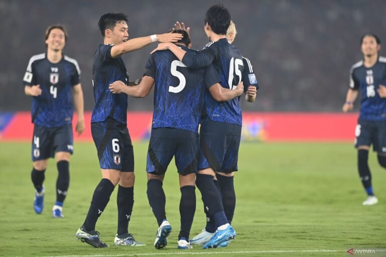 Berikut adalah beberapa alternatif untuk judul "Jepang Ditahan Imbang Tanpa Gol oleh Arab Saudi":

1. "Jepang dan Arab Saudi Berakhir Imbang Tanpa Gol"
2. "Pertandingan Ketat: Jepang Tak Berdaya Melawan Arab Saudi"
3. "Jepang Gagal Menang, Arab Saudi Amankan Hasil Imbang 0-0"
4. "Duel Sengit: Jepang dan Arab Saudi Berbagi Poin Tanpa Gol"
5. "Jepang Terjebak dalam Hasil Imbang Tanpa Gol Melawan Arab Saudi"
6. "Arab Saudi Tahan Jepang, Pertandingan Berakhir Tanpa Gol"

Silakan pilih yang sesuai atau dapatkan lebih banyak jika diperlukan!