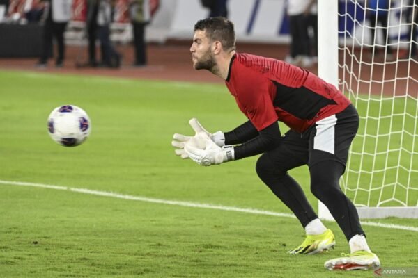 Berikut beberapa alternatif judul untuk "Hati-hati dengan senjata bola mati timnas Bahrain":

1. "Waspadai Kekuatan Set Piece Timnas Bahrain"
2. "Strategi Timnas Bahrain: Ancaman dari Bola Mati"
3. "Bola Mati Timnas Bahrain: Senjata Berbahaya yang Perlu Diwaspadai"
4. "Kenali Ancaman Bola Mati dari Timnas Bahrain"
5. "Hati-hati: Timnas Bahrain dan Kemampuan Set Piece Mereka"
6. "Bola Mati Bahrain: Senjata Ampuh yang Perlu Diantisipasi"
7. "Perhatian Timnas: Bahaya Bola Mati dari Bahrain"
8. "Bola Mati Bahrain: Kunci Keberhasilan yang Perlu Diwaspadai" 

Semoga membantu!