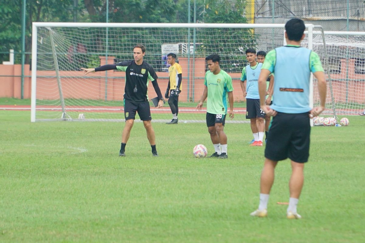 Munster Siapkan Pengganti Slavko untuk Derbi Melawan Arema FC" 

alternatif judul:

"Munster Cari Pengganti Slavko Jelang Derbi Melawan Arema FC