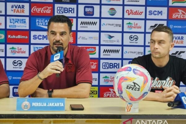 Pertandingan Antara Persija Jakarta dan Semen Padang: Doni Tri Siap Beraksi Pertandingan Antara Persija Jakarta dan Semen Padang: Doni Tri Siap Beraksi