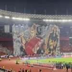 Here are some alternate title suggestions for "Koreografi Berhias Tifo Pendekar Wayang Warnai Laga Indonesia vs China":

1. "Pertarungan Seni: Tifo Pendekar Wayang Meriahkan Pertandingan Indonesia vs China"
2. "Aksi Kreatif: Koreografi Tifo Pendekar Wayang di Laga Indonesia Melawan China"
3. "Tifo Pendekar Wayang: Koreografi Warna-warni di Arena Indonesia vs China"
4. "Pesona Tifo dan Wayang: Memeriahkan Duel Indonesia Vs China"
5. "Harmoni Seni dan Olahraga: Koreografi Tifo dalam Pertandingan Indonesia vs China"
6. "Kreativitas Tifo Pendekar Wayang: Menyemarakkan Laga Indonesia dan China"
7. "Koreografi Berwarna: Keberanian Pendekar Wayang di Laga Indonesia vs China"
8. "Semarak Pertandingan: Tifo Pendekar Wayang Sukses Hiasi Laga Indonesia vs China"

Feel free to mix and match ideas or modify them as needed!