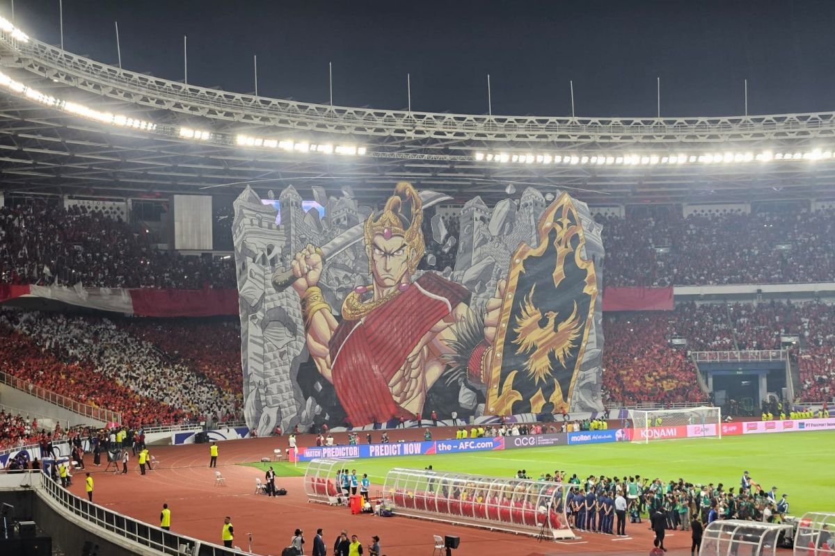 Here are some alternate title suggestions for "Koreografi Berhias Tifo Pendekar Wayang Warnai Laga Indonesia vs China":

1. "Pertarungan Seni: Tifo Pendekar Wayang Meriahkan Pertandingan Indonesia vs China"
2. "Aksi Kreatif: Koreografi Tifo Pendekar Wayang di Laga Indonesia Melawan China"
3. "Tifo Pendekar Wayang: Koreografi Warna-warni di Arena Indonesia vs China"
4. "Pesona Tifo dan Wayang: Memeriahkan Duel Indonesia Vs China"
5. "Harmoni Seni dan Olahraga: Koreografi Tifo dalam Pertandingan Indonesia vs China"
6. "Kreativitas Tifo Pendekar Wayang: Menyemarakkan Laga Indonesia dan China"
7. "Koreografi Berwarna: Keberanian Pendekar Wayang di Laga Indonesia vs China"
8. "Semarak Pertandingan: Tifo Pendekar Wayang Sukses Hiasi Laga Indonesia vs China"

Feel free to mix and match ideas or modify them as needed!