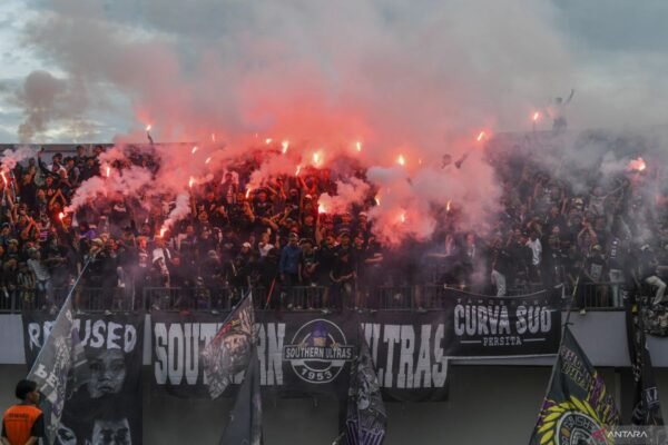 Ribut Suara dan Petasan Hentikan Sementara Pertandingan Persita vs Persib