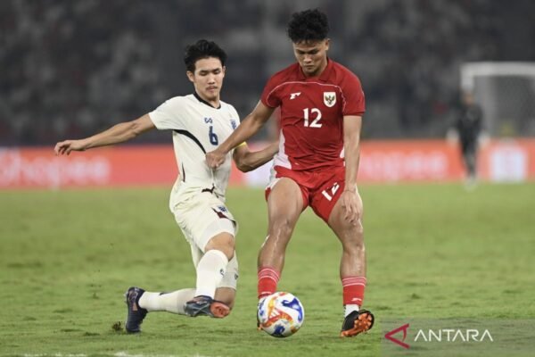 Here are some alternate title suggestions for "Hokky Caraka resmi berlabuh di Persita Tangerang": 

1. "Hokky Caraka Bergabung dengan Persita Tangerang"
2. "Resmi! Hokky Caraka Menjadi Pemain Persita Tangerang"
3. "Hokky Caraka: Kembali ke Liga Bersama Persita Tangerang"
4. "Persita Tangerang Resmi Rekrut Hokky Caraka"
5. "Hokky Caraka Kini Resmi Berseragam Persita Tangerang"
6. "Menyambut Hokky Caraka di Persita Tangerang"
7. "Hokky Caraka Resmi Menandatangani Kontrak dengan Persita Tangerang"
8. "Persita Tangerang Perkuat Tim dengan Kedatangan Hokky Caraka"

Feel free to choose any of these or modify them further!