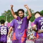 Tentu! Judul alternatif untuk "Williams Lugo jadi 'Player of the Match'" bisa berupa:

1. "Williams Lugo Dinobatkan sebagai 'Pemain Terbaik Pertandingan'"
2. "Williams Lugo: Bintang Pertandingan Malam Ini"
3. "Williams Lugo Memenangkan Gelar 'Player of the Match'"
4. "Keberhasilan Williams Lugo sebagai 'Pemain Terbaik'"
5. "Williams Lugo Memimpin dan Menjadi 'Player of the Match'"

Semoga salah satu dari judul tersebut sesuai dengan yang Anda cari!