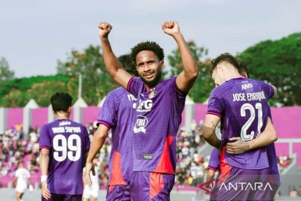 Tentu! Judul alternatif untuk "Williams Lugo jadi 'Player of the Match'" bisa berupa:

1. "Williams Lugo Dinobatkan sebagai 'Pemain Terbaik Pertandingan'"
2. "Williams Lugo: Bintang Pertandingan Malam Ini"
3. "Williams Lugo Memenangkan Gelar 'Player of the Match'"
4. "Keberhasilan Williams Lugo sebagai 'Pemain Terbaik'"
5. "Williams Lugo Memimpin dan Menjadi 'Player of the Match'"

Semoga salah satu dari judul tersebut sesuai dengan yang Anda cari!