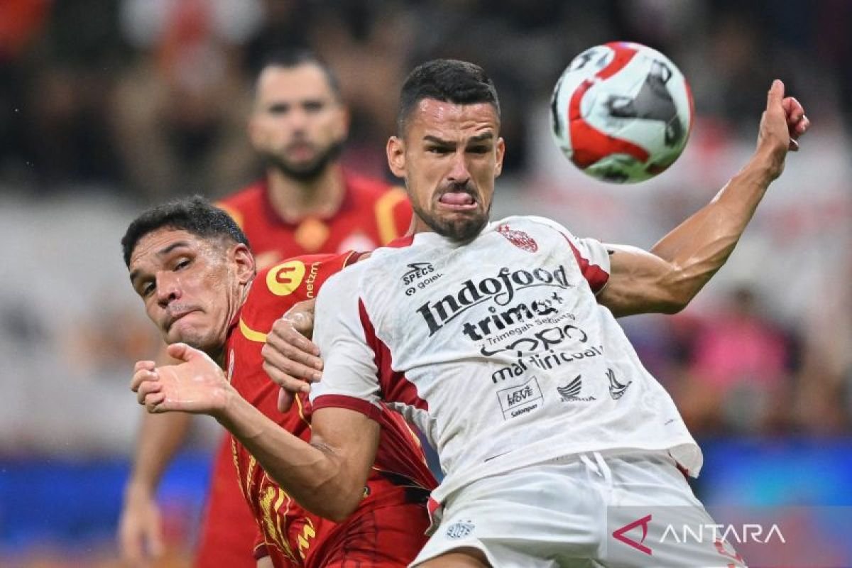 Berikut beberapa alternatif judul untuk "Pelatih Bali United Sayangkan Serangan Balik Terbuang Percuma":

1. "Pelatih Bali United Mengungkapkan Kekecewaan atas Serangan Balik yang Tidak Efektif"
2. "Kekesalan Pelatih Bali United: Serangan Balik Tidak Memuaskan"
3. "Serangan Balik Terbuang: Pelatih Bali United Menyuarakan Kecewa"
4. "Pelatih Bali United: Potensi Serangan Balik yang Terbuang Sia-Sia"
5. "Kritik Pelatih Bali United Terhadap Pemborosan Serangan Balik"
6. "Pelatih Bali United Menyesalkan Peluang Serangan Balik yang Hilang"
7. "Kekecewaan Pelatih Bali United: Serangan Balik Tak Membuahkan Hasil"
8. "Serangan Balik yang Hampa: Pendapat Pelatih Bali United"

Silakan pilih salah satu atau gunakan sebagai inspirasi!