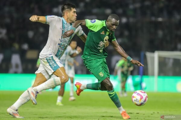 Tiga Kartu Merah Warnai Pertandingan, PSBS dan Persebaya Tak Berhasil Memecahkan Kebuntuan