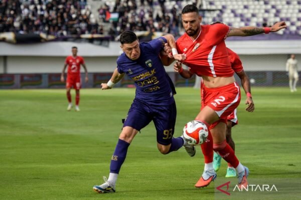 Sure! Here are some alternative title suggestions for "Carlos Pena: Cari Formula Terbaik untuk Persita Tangerang":

1. "Carlos Pena: Mencari Solusi Optimal bagi Persita Tangerang"
2. "Carlos Pena: Strategi Terbaik untuk Mengangkat Persita Tangerang"
3. "Carlos Pena: Menemukan Formula Sukses untuk Persita Tangerang"
4. "Carlos Pena: Kunci Keberhasilan untuk Persita Tangerang"
5. "Carlos Pena: Merancang Strategi Jitu untuk Persita Tangerang"
6. "Carlos Pena: Inovasi Taktik untuk Persita Tangerang"
7. "Carlos Pena: Menyusun Rencana Terbaik untuk Persita Tangerang"
8. "Carlos Pena: Upaya Menciptakan Formula Unggul bagi Persita Tangerang"

Feel free to choose any of these or mix and match elements to create your perfect title!