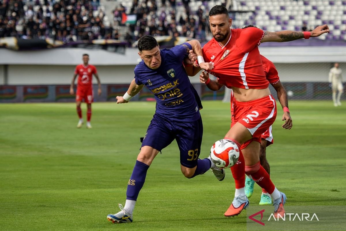 Sure! Here are some alternative title suggestions for "Carlos Pena: Cari Formula Terbaik untuk Persita Tangerang":

1. "Carlos Pena: Mencari Solusi Optimal bagi Persita Tangerang"
2. "Carlos Pena: Strategi Terbaik untuk Mengangkat Persita Tangerang"
3. "Carlos Pena: Menemukan Formula Sukses untuk Persita Tangerang"
4. "Carlos Pena: Kunci Keberhasilan untuk Persita Tangerang"
5. "Carlos Pena: Merancang Strategi Jitu untuk Persita Tangerang"
6. "Carlos Pena: Inovasi Taktik untuk Persita Tangerang"
7. "Carlos Pena: Menyusun Rencana Terbaik untuk Persita Tangerang"
8. "Carlos Pena: Upaya Menciptakan Formula Unggul bagi Persita Tangerang"

Feel free to choose any of these or mix and match elements to create your perfect title!