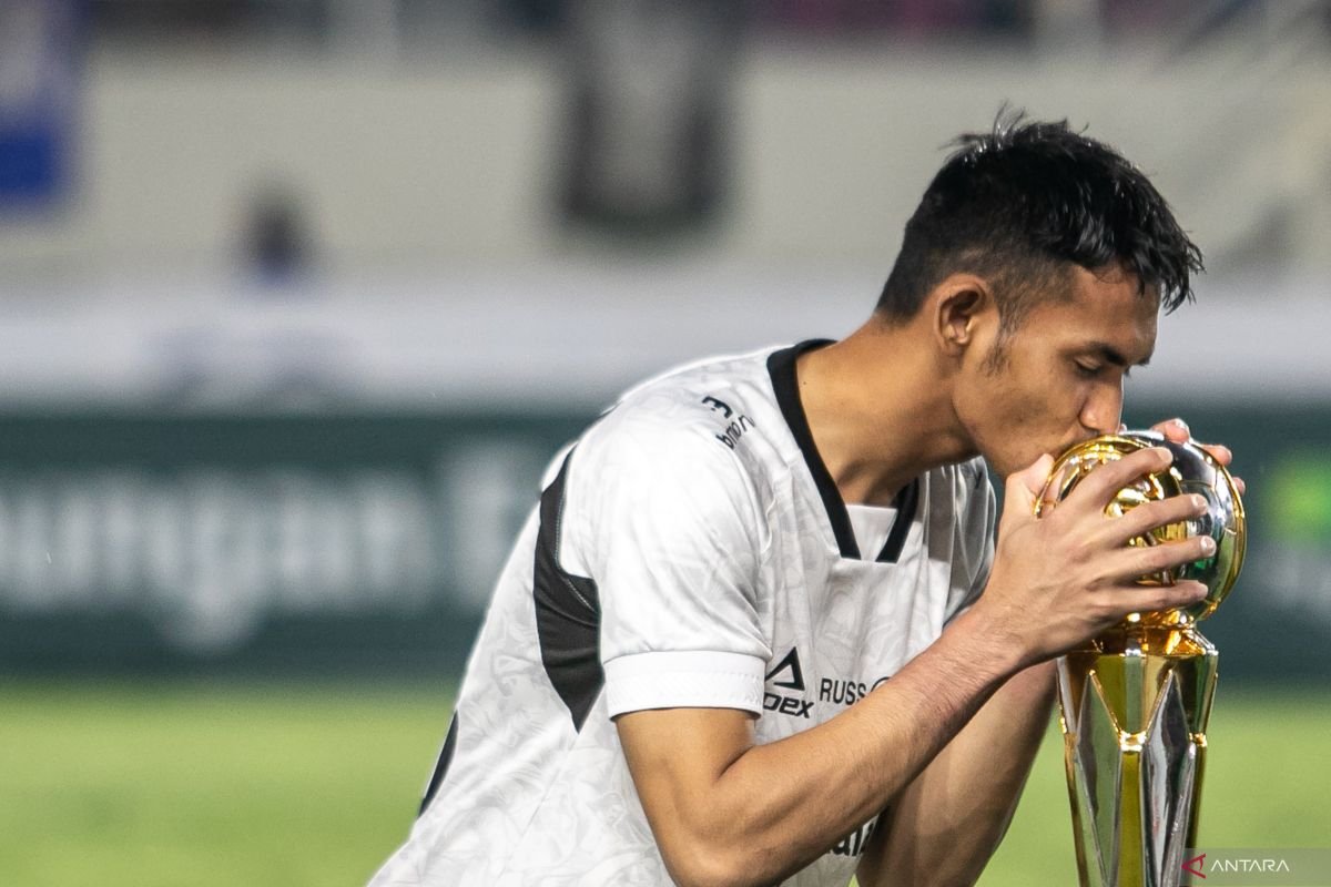 Here are some alternative title suggestions for "Harlan Suardi Absen Tiga Bulan Bela PSIM Yogyakarta":

1. "PSIM Yogyakarta Tanpa Harlan Suardi Selama Tiga Bulan"
2. "Harlan Suardi: Absen Tiga Bulan dari Tim PSIM Yogyakarta"
3. "Tiga Bulan Kehilangan: Harlan Suardi Absen untuk PSIM Yogyakarta"
4. "Kabar Duka: Harlan Suardi Absen Tiga Bulan di PSIM Yogyakarta"
5. "PSIM Yogyakarta Berjuang Tanpa Harlan Suardi Selama 3 Bulan"
6. "Harlan Suardi Menarik Diri: Tiga Bulan Tanpa PSIM Yogyakarta"
7. "Absen Tiga Bulan: Harlan Suardi Tinggalkan PSIM Yogyakarta"

Feel free to mix and match elements from these suggestions!